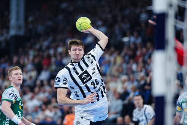 Throw Goal Lukas Zerbe THW Kiel, 24 GER, THW Kiel vs Frisch Auf Goeppingen, Handball, 1 Bundesliga, Matchday 13, Season 2025 2026, 22 11 2025 GER, THW Kiel vs Frisch Auf Goeppingen, Handball, 1 Bundesliga, Matchday 13, Season 2025 2026, 22 11 2025 Kiel Copyright: xEibner-Pressefoto MarcelxvonxFehrnx EP_MFN