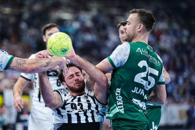 Veron Nacinovic THW Kiel, 93 , Ludwig Jurmala Astroem Frisch Auf Goeppingen, 25 GER, THW Kiel vs Frisch Auf Goeppingen, Handball, 1 Bundesliga, Matchday 13, Season 2025 2026, 22 11 2025 GER, THW Kiel vs Frisch Auf Goeppingen, Handball, 1 Bundesliga, Matchday 13, Season 2025 2026, 22 11 2025 Kiel Copyright: xEibner-Pressefoto MarcelxvonxFehrnx EP_MFN