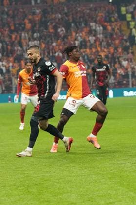 ISTANBUL, TURKEY - NOVEMBER 22: Wilfried Singo (R) of Galatasaray and Ogulcan Ulgun of Genclerbirligi during the Trendyol Super League match between Galatasaray SK and Genclerbirligi SK at Rams Park Stadium on November 22, 2025 in Istanbul, Turkey. Istanbul Turkey Copyright: xSeskimphotox GSaray-Gencler-221125 (50)