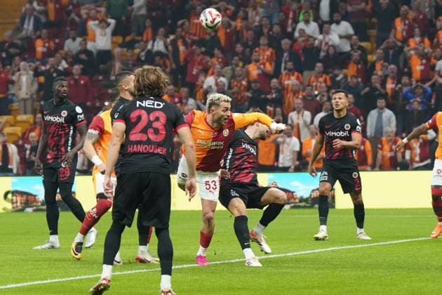 ISTANBUL, TURKEY - NOVEMBER 22: Baris Alper Yilmaz (L) of Galatasaray and Zan Zuzek (R) of Genclerbirligi during the Trendyol Super League match between Galatasaray SK and Genclerbirligi SK at Rams Park Stadium on November 22, 2025 in Istanbul, Turkey. Istanbul Turkey Copyright: xSeskimphotox GSaray-Gencler-221125 (53)