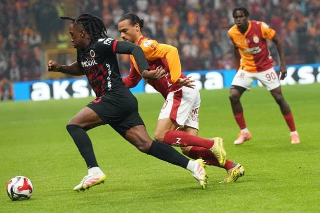 ISTANBUL, TURKEY - NOVEMBER 22: Leroy Sane (10) of Galatasaray and Daryl Franco (70) of Genclerbirligi battle for the ball during the Trendyol Super League match between Galatasaray SK and Genclerbirligi SK at Rams Park Stadium on November 22, 2025 in Istanbul, Turkey. Istanbul Turkey Copyright: xSeskimphotox GSaray-Gencler-221125 (58)