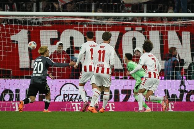 22 11 2025, xjhx, Fussball 1 Bundesliga, 1 FC Koeln Eintracht Frankfurt v l Marius Bülter 1 FC Köln, Koeln Torschuetze, erzielt das Tor, Treffer, scores the goal 2 4 Michael Zetterer Eintracht Frankfurt KORREKTUR DFL DFB REGULATIONS PROHIBIT ANY USE OF PHOTOGRAPHS as IMAGE SEQUENCES and or QUASI VIDEO Koeln