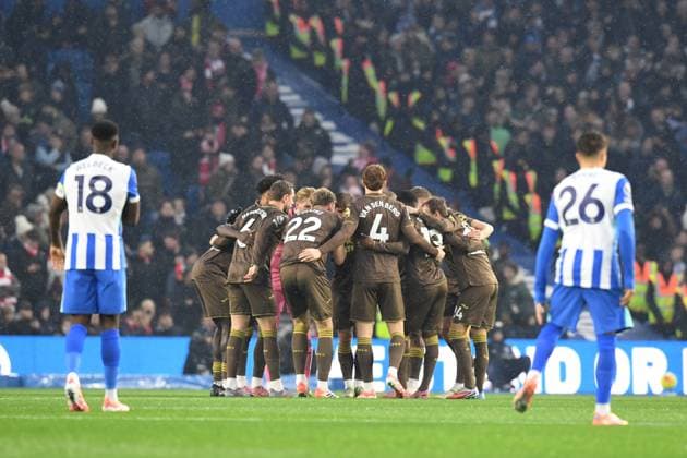 Brighton and Hove Albion v Brentford Premier League 22 11 2025. Premier League Brentford players huddle together during the Premier League match between Brighton and Hove Albion and Brentford at the American Express Stadium, Brighton and Hove, England on 22 November 2025. Brighton and Hove American Express Stadium East Sussex England Editorial use only DataCo restrictions apply See www.football-dataco.com , Copyright: xJeffxMoodx PSI-23257-0071