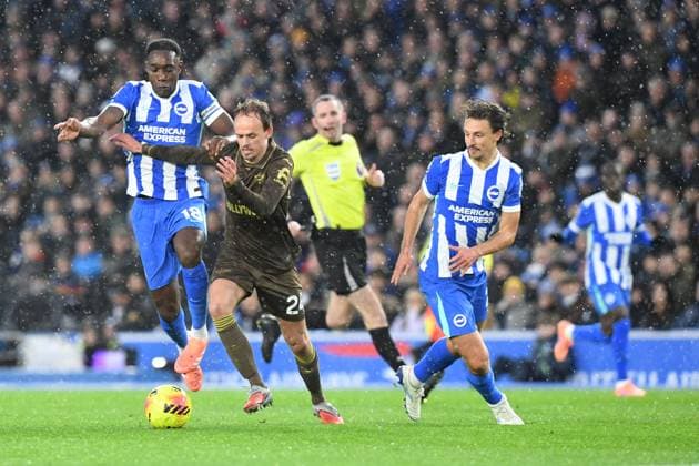 Brighton and Hove Albion v Brentford Premier League 22 11 2025. Premier League Danny Welbeck Forward of Brighton and Hove Albion and Mikkel Damsgaard Midfielder of Brentford in action during the Premier League match between Brighton and Hove Albion and Brentford at the American Express Stadium, Brighton and Hove, England on 22 November 2025. Brighton and Hove American Express Stadium East Sussex England Editorial use only DataCo restrictions apply See www.football-dataco.com , Copyright: xJeffxMoodx PSI-23257-0074