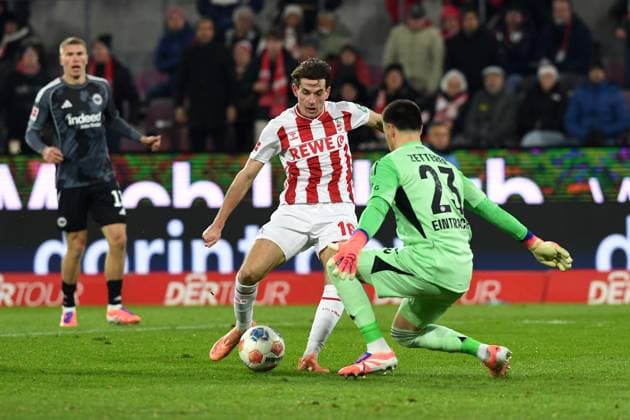 Jakub Kaminski 1 FC Koeln and goalkeeper Michael Zetterer Eintracht Frankfurt battle for the ball during the Bundesliga match between 1 FC Köln and Eintracht Frankfurt, RheinEnergieSTADION on November 22, 2025 in Cologne, Germany, Germany Photo by Ralf Treese DeFodi Images Jakub Kaminski 1 FC Koeln and goalkeeper Michael Zetterer Eintracht Frankfurt battle for the ball during the Bundesliga match between 1 FC Köln and Eintracht Frankfurt at RheinEnergieSTADION on November 22, 2025 in Köln, Germany Photo by Ralf Treese DeFodi Images DFL regulations prohibit any use of photographs as image sequences and or quasi video Photo by Ralf Treese DeFodi Images