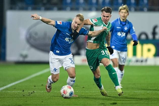 Fabian Holland SV Darmstadt 1898, 32 in duel with Felix Klaus SpVgg Greuther Fürth, 30 , GER, SV Darmstadt 98 vs SpVgg Greuther Fürth, Soccer, 2 Bundesliga, Matchday 13, Season 2025 2026, 22 11 2025 DFL REGULATES PROHIBIT ANY USE OF PHOTOGRAPHS AS IMAGE SEQUENCES AND OR QUASI VIDEO GER, SV Darmstadt 98 vs SpVgg Greuther Fürth, Football, 2 Bundesliga, Matchday 13, Season 2025 2026, 22 11 2025 Darmstadt Copyright: xEibner-Pressefoto FlorianxWiegandx EP_FWD
