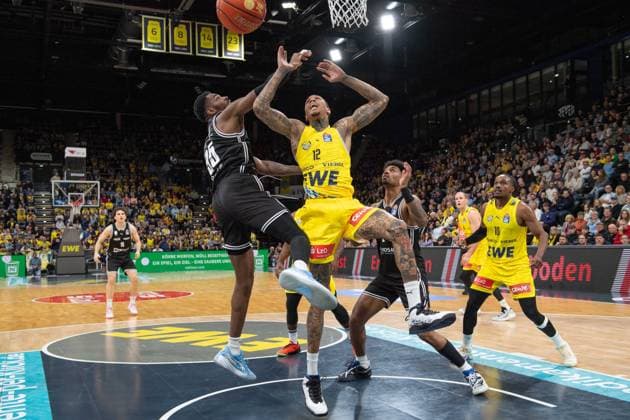 GER, Basketball, easy Credit BBL, EWE Baskets Oldenburg vs Bamberg Baskets 22 11 2025, EWE Arena, Oldenburg, GER, easy Credit BBL, EWE Baskets Oldenburg vs Bamberg Baskets, in the picture under the basket Michale KYSER EWE Baskets Oldenburg 12 Ejiofor ONU Bamberg Baskets 35 nordphotoxgmbhx xRojahn nph00310