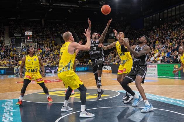GER, Basketball, easy Credit BBL, EWE Baskets Oldenburg vs Bamberg Baskets 22 11 2025, EWE Arena, Oldenburg, GER, easy Credit BBL, EWE Baskets Oldenburg vs Bamberg Baskets, pictured Cobe WILLIAMS Bamberg Baskets 24 Seth HINRICHS EWE Baskets Oldenburg 21 Michale KYSER EWE Baskets Oldenburg 12 Ejiofor ONU Bamberg Baskets 35 nordphotoxgmbhx xRojahn nph00310