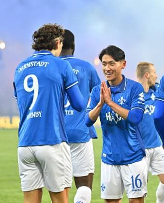 22 11 2025 Soccer Season 2025 2026 2 Soccer Bundesliga 13 Matchday SV Darmstadt 98 SVD Lilien SpVgg Greuther Fürth Kleeblatt Sportfoto Zink MeZi xmexzix DFL regulations prohibit any use of photographs as image sequences and or quasi video only for editorial use Torjubel Jubel nach Treffer Torschuß zum 1 0 durch Fraser Hornby 9, SV Darmstadt 98 D98 SV98 mit Hiroki Akiyama 16, SV Darmstadt 98 D98 SV98