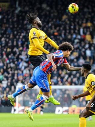 Tolu Arokodare (14 Wolves) heads the ball during the Premier League football match between Wolverhampton Wanderers and Crystal Palace at Molineux stadium in Wolverhampton, England Copyright: xNataliexMincher SPPx Sportspressphoto_SPR64981