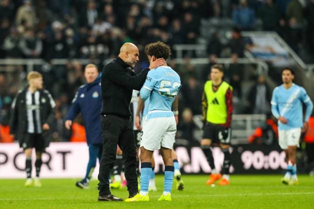 Newcastle United v Manchester City, Premier League Pep Guardiola Manager Of Manchester City consoles Oscar Bobb Of Manchester City after defeat to Newcastle during the Newcastle United v Manchester City Premier League match at St. James Park, Newcastle Upon Tyne, England on 22 November 2025 Credit: Lee Keuneke Every Second Media Editorial use only. All images are copyright Every Second Media Limited. No images may be reproduced without prior permission. All rights reserved. Premier League and Football League images are subject to licensing agreements with Football DataCo Limited. see https: www.football-dataco.com Copyright: xIMAGO EveryxSecondxMediax ESM-1674-0066 LeexKeunekex xEveryxSecondxMediax