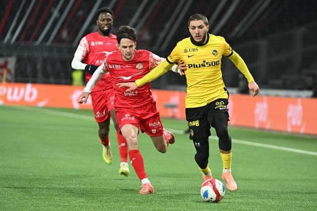 BERN, SWITZERLAND NOVEMBER 22 Fabian Rohner of Winterthur l against Jaouen Hadjam of Young Boys r during the Swiss Super League match between BSC Young Boys and FC Winterthur at Stadion Wankdorf on November 22, 2025 in Bern, Switzerland Bern Stadion Wankdorf Bern Switzerland Copyright: xJustPictures.ch ManuelxWinterbergerx jp-en-EuSpIm-MWI_5691