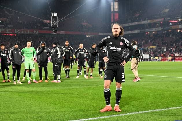 22 11 2025, xjhx, Fußball 1 Bundesliga, 1 FC Koeln Eintracht Frankfurt v l Jubel, Freude über den Sieg Arthur Theate Eintracht Frankfurt DFL DFB REGULATIONS PROHIBIT ANY USE OF PHOTOGRAPHS as IMAGE SEQUENCES and or QUASI VIDEO Koeln