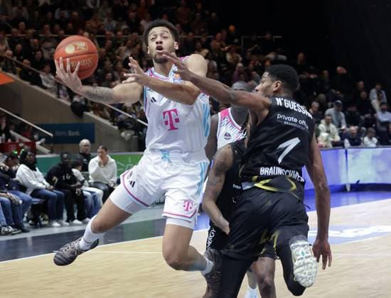 Alijah Comithier Telekom Baskets Bonn shooting the basket against David N™Guessan Braunschweiger Basketball Loewen Basketball, Men, Season 2025 2026, easyCredit Basketball Bundesliga, Basketball Loewen Braunschweig vs Telekom Baskets Bonn
