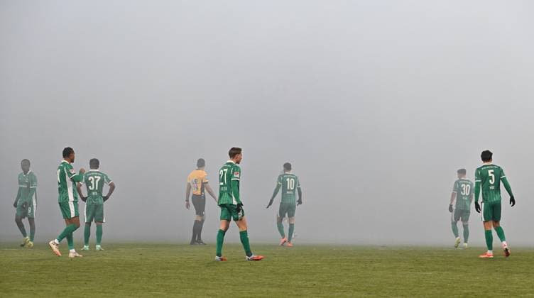 22 11 2025 Soccer Season 2025 2026 2 Soccer Bundesliga 13 Matchday SV Darmstadt 98 SVD Lilien SpVgg Greuther Fürth Kleeblatt Sportfoto Zink MeZi xmexzix DFL regulations prohibit any use of photographs as image sequences and or quasi video only for editorial use interruption of match due to pyro pyrotechnics bengalos bengal torch smoke fog Max Burda referee David Abrangao 40, SpVgg Greuther Fürth Gian Luca Gian Luca Itter 27, SpVgg Greuther Fürth Reno Münz Muenz 5, SpVgg Greuther Fürth