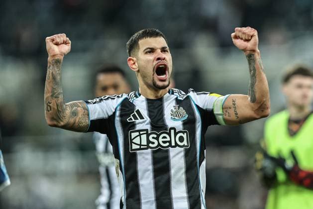 Premier League Newcastle United v Manchester City Bruno Guimaraes of Newcastle Untied celebrates the win with the fans during the Premier League match Newcastle United vs Manchester City at St. James s Park, Newcastle, United Kingdom, 21st November 2025 (Photo by Alfie Cosgrove News Images) Newcastle St. James s Park Tyne and Wear United Kingdom Copyright: xAlfiexCosgrove NewsxImagesx