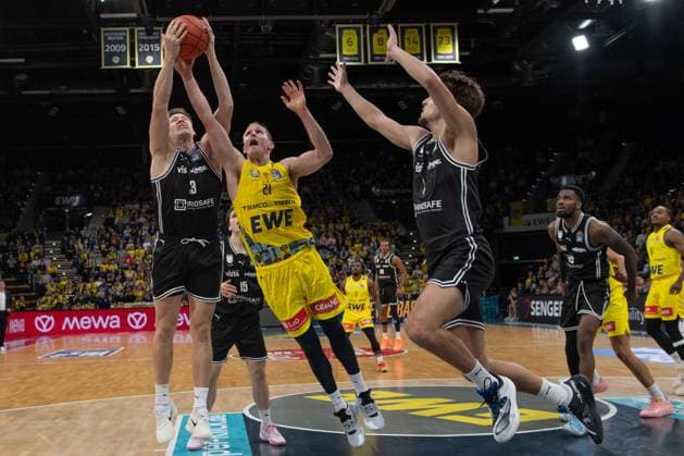 GER, Basketball, easy Credit BBL, EWE Baskets Oldenburg vs Bamberg Baskets 22 11 2025, EWE Arena, Oldenburg, GER, easy Credit BBL, EWE Baskets Oldenburg vs Bamberg Baskets, in the picture Patrick HECKMANN Bamberg Baskets 33 Seth HINRICHS EWE Baskets Oldenburg 21 Zachary ENSMINGER Bamberg Baskets 1 nordphotoxgmbhx xRojahn nph00310