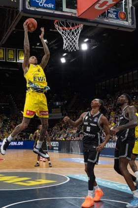 GER, Basketball, easy Credit BBL, EWE Baskets Oldenburg vs Bamberg Baskets 22 11 2025, EWE Arena, Oldenburg, GER, easy Credit BBL, EWE Baskets Oldenburg vs Bamberg Baskets, pictured Michale KYSER EWE Baskets Oldenburg 12 Austin Matthew CROWLEY Bamberg Baskets 85 Ejiofor ONU Bamberg Baskets 35 nordphotoxgmbhx xRojahn nph00310