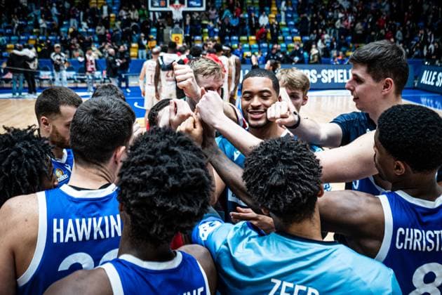 22 11 2025, xhfmx, Basketball easyCredit BBL Bundesliga, Frankfurt Skyliners Würzburg Baskets Team circle Frankfurt Skyliners after the home win against Würzbrug DFL DFB REGULATIONS PROHIBIT ANY USE OF PHOTOGRAPHS as IMAGE SEQUENCES and or QUASI VIDEO Frankfurt am Main