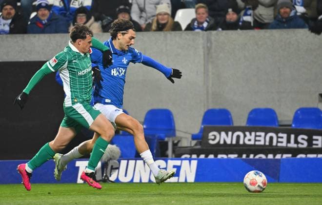 22 11 2025 Soccer Season 2025 2026 2 Soccer Bundesliga 13 Matchday SV Darmstadt 98 SVD Lilien SpVgg Greuther Fürth Kleeblatt Sportfoto Zink MeZi xmexzix DFL regulations prohibit any use of photographs as image sequences and or quasi video only for editorial use Lukas Reich 2, SpVgg Greuther Fürth vor Fraser Hornby 9, SV Darmstadt 98 D98 SV98