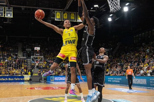 GER, Basketball, easy Credit BBL, EWE Baskets Oldenburg vs Bamberg Baskets 22 11 2025, EWE Arena, Oldenburg, GER, easy Credit BBL, EWE Baskets Oldenburg vs Bamberg Baskets, in the picture Nicholas TISCHLER EWE Baskets Oldenburg 11 Ejiofor ONU Bamberg Baskets 35 nordphotoxgmbhx xRojahn nph00310