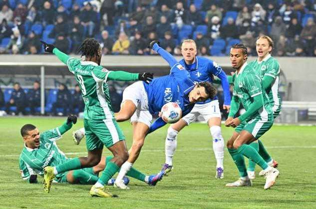 22 11 2025 Soccer Season 2025 2026 2 Soccer Bundesliga 13 Matchday SV Darmstadt 98 SVD Lilien SpVgg Greuther Fürth Kleeblatt Sportfoto Zink MeZi xmexzix DFL regulations prohibit any use of photographs as image sequences and or quasi video only for editorial use Noel Futkeu 9, SpVgg Greuther Fürth Fraser Hornby 9, SV Darmstadt 98 D98 SV98