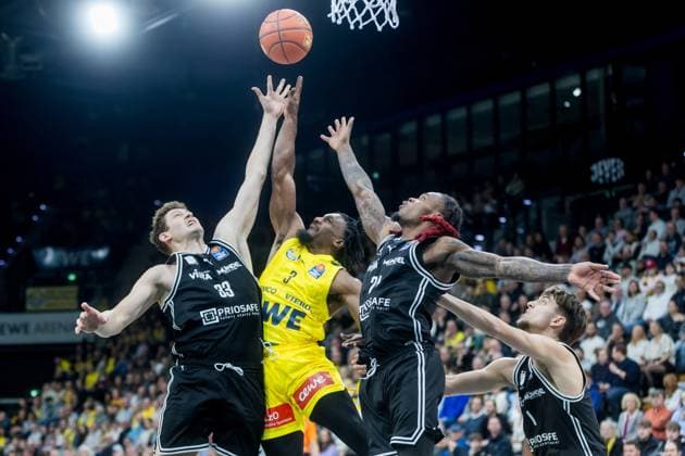 Oldenburg, Lower Saxony, DEU, 22 11 2025, Christopher Clemons center, EWE Baskets Oldenburg , Patrick Heckmann left, BMA365 Bamberg Baskets , Cobe Williams 2 v right, BMA365 Bamberg Baskets and Zachary Ensminger right, BMA365 Bamberg Baskets EWE Baskets Oldenburg vs BMA365 Bamberg Baskets 1 Basketball Bundesliga Season 2025 2026, Matchday 8, Grosse EWE Arena EWE Baskets Oldenburg vs BMA365 Bamberg Baskets www.andreas-burmann.de