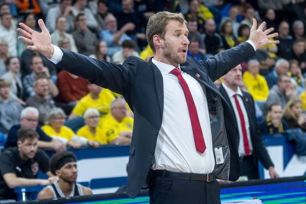 Oldenburg, Lower Saxony, DEU, 22 11 2025, Head Coach Anton Gavel BMA365 Bamberg Baskets gestures EWE Baskets Oldenburg vs BMA365 Bamberg Baskets 1 Basketball Bundesliga Season 2025 2026, Matchday 8, Grosse EWE Arena EWE Baskets Oldenburg vs BMA365 Bamberg Baskets www.andreas-burmann.de