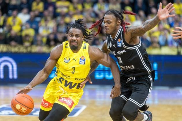 Oldenburg, Lower Saxony, DEU, 22 11 2025, Christopher Clemons left, EWE Baskets Oldenburg and Cobe Williams right, BMA365 Bamberg Baskets EWE Baskets Oldenburg vs BMA365 Bamberg Baskets 1 Basketball Bundesliga Season 2025 2026, Matchday 8, Grosse EWE Arena EWE Baskets Oldenburg vs BMA365 Bamberg Baskets www.andreas-burmann.de