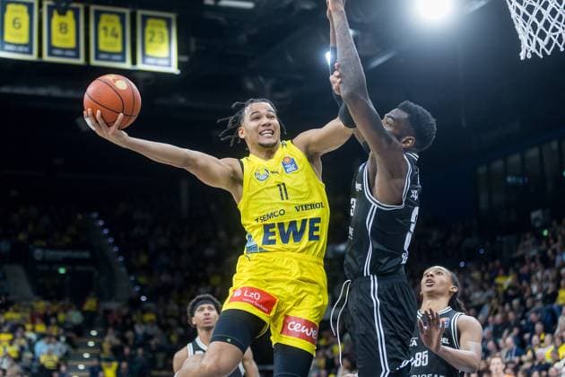 Oldenburg, Lower Saxony, DEU, 22 11 2025, Nicholas Tischler left, EWE Baskets Oldenburg and Ejiofor Onu right, BMA365 Bamberg Baskets EWE Baskets Oldenburg vs BMA365 Bamberg Baskets 1 Basketball Bundesliga Season 2025 2026, Matchday 8, Grosse EWE Arena EWE Baskets Oldenburg vs BMA365 Bamberg Baskets www.andreas-burmann.de