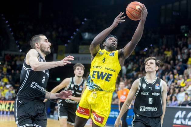 Oldenburg, Lower Saxony, DEU, 22 11 2025, Brian Fobbs center, EWE Baskets Oldenburg , Daniel Keppeler left, BMA365 Bamberg Baskets and Adrian Petkovic right, BMA365 Bamberg Baskets EWE Baskets Oldenburg vs BMA365 Bamberg Baskets 1 Basketball Bundesliga Season 2025 2026, Matchday 8, Grosse EWE Arena EWE Baskets Oldenburg vs BMA365 Bamberg Baskets www.andreas-burmann.de