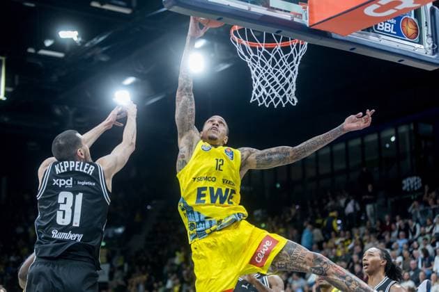 Oldenburg, Lower Saxony, DEU, 22 11 2025, Michale Kyser center, EWE Baskets Oldenburg and Daniel Keppeler left, BMA365 Bamberg Baskets EWE Baskets Oldenburg vs BMA365 Bamberg Baskets 1 Basketball Bundesliga Season 2025 2026, Matchday 8, Big EWE Arena EWE Baskets Oldenburg vs BMA365 Bamberg Baskets www.andreas-burmann.de