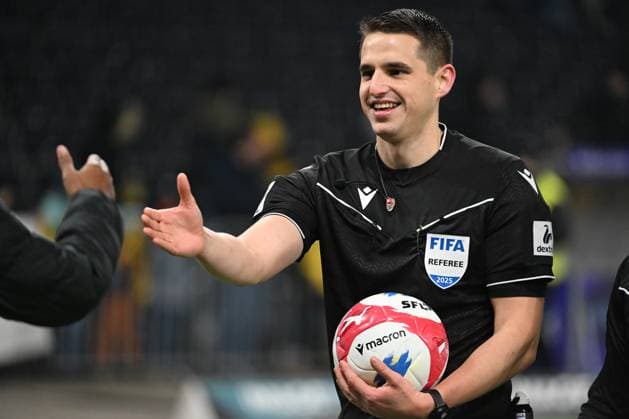 BERN, SWITZERLAND NOVEMBER 22 Referee Lionel Tschudi in Action during the Swiss Super League match between BSC Young Boys and FC Winterthur at Stadion Wankdorf on November 22, 2025 in Bern, Switzerland Bern Stadion Wankdorf Bern Switzerland Copyright: xJustPictures.ch ManuelxWinterbergerx jp-en-EuSpIm-MWI_5746A