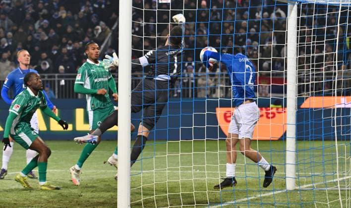 22 11 2025 Soccer Season 2025 2026 2 Soccer Bundesliga 13 Matchday SV Darmstadt 98 SVD Lilien SpVgg Greuther Fürth Kleeblatt Sportfoto Zink xwoxzix DFL regulations prohibit any use of photographs as image sequences and or quasi video only for editorial use Marcel Schuhen 1, SV Darmstadt 98 D98 SV98 saves after deflected match ball ball from Fraser Hornby 9, SV Darmstadt 98 D98 SV98