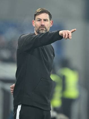 Thomas Kleine SpVgg Greuther Fürth, Coach gesticulates, GER, SV Darmstadt 98 vs SpVgg Greuther Fürth, Football, 2 Bundesliga, Matchday 13, Season 2025 2026, 22 11 2025 DFL REGULATIONS PROHIBIT ANY USE OF PHOTOGRAPHS AS IMAGE SEQUENCES AND OR QUASI VIDEO GER, SV Darmstadt 98 vs SpVgg Greuther Fürth, Football, 2 Bundesliga, Matchday 13, Season 2025 2026, 22 11 2025 Darmstadt Copyright: xEibner-Pressefoto FlorianxWiegandx EP_FWD
