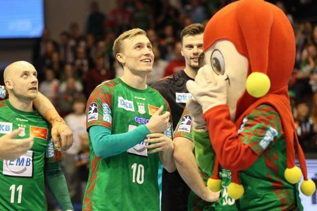 22 11 2025, xgox, Handball, Daikin HBL, SC Magdeburg HSG Wetzlar v l Magdeburg around Gisli Thorgeir Kristjansson Magdeburg, 10 cheering about the victory, cheering after the end of the game contract extended , contract extension 2030 Magdeburg