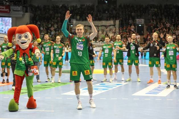 22 11 2025, xgox, Handball, Daikin HBL, SC Magdeburg HSG Wetzlar v l Magdeburg around Gisli Thorgeir Kristjansson Magdeburg, 10 cheering about the victory, cheering after the end of the game contract extended , contract extension 2030 Magdeburg