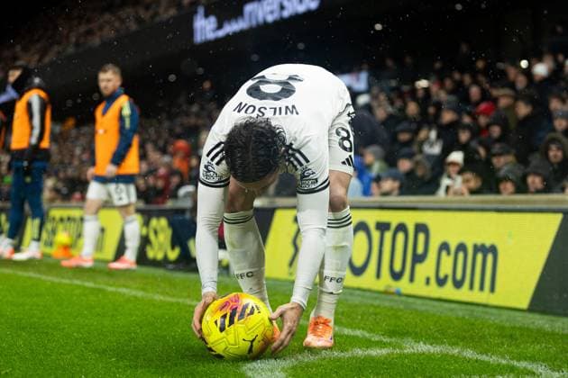 Harry Wilson of Fulham sets up for the corner during the Premier League match between Fulham and Sunderland at Craven Cottage on November 22, 2025 in London, England. (Photo by Pedro Soares SPP) Copyright: xPedroxSoaresx xSPPx Sportspressphoto_SPR65055