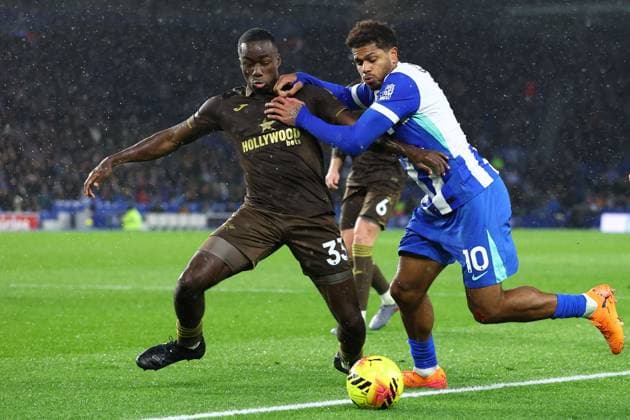 Michael Kayode of Brentford and Georginio Rutter of Brighton & Hove Albion battle for the ball Brighton and Hove Albion v Brentford, Premier League, Football, American Express Community Stadium, Brighton, UK - 22 Nov 2025Brighton American Express Community Stadi United Kingdom EDITORIAL USE ONLY No use with unauthorised audio, video, data, fixture lists, club league logos or live services. Online in-match use limited to 120 images, no video emulation. No use in betting, games or single club league player publications. Copyright: xSimonxDael Shutterstockx 15860646bn