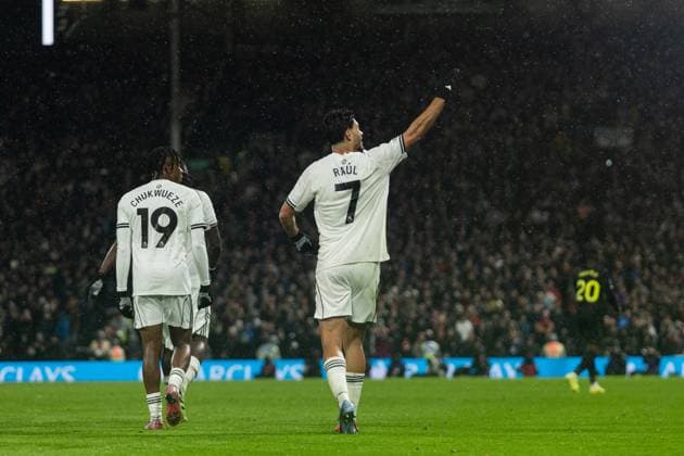 Goal Scorer Raul Jimenez of Fulham turns to the stands in celebration after scoring the winning goal during the Premier League match between Fulham and Sunderland at Craven Cottage on November 22, 2025 in London, England. (Photo by Pedro Soares SPP) Copyright: xPedroxSoaresx xSPPx Sportspressphoto_SPR65065