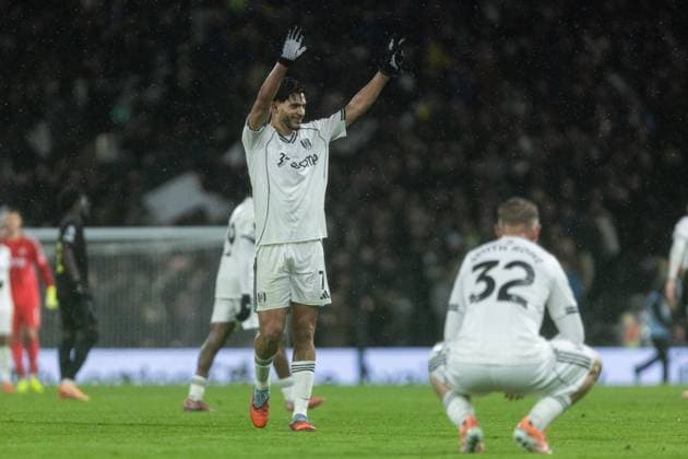 Goal Scorer Raul Jimenez of Fulham turns to the stands in celebration after scoring the winning goal during the Premier League match between Fulham and Sunderland at Craven Cottage on November 22, 2025 in London, England. (Photo by Pedro Soares SPP) Copyright: xPedroxSoaresx xSPPx Sportspressphoto_SPR65067