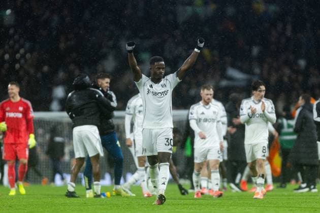Ryan Sessegnon of Fulham turns to the fans at the final whistle in celebration during the Premier League match between Fulham and Sunderland at Craven Cottage on November 22, 2025 in London, England. (Photo by Pedro Soares SPP) Copyright: xPedroxSoaresx xSPPx Sportspressphoto_SPR65073