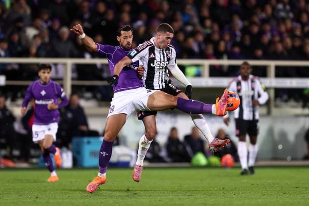 Serie A Acf Fiorentina - Juventus Fc Pablo Mari of Acf Fiorentina and Dusan Vlahovic of Juventus Fc battle for the ball during the Serie A match beetween Acf Fiorentina and Juventus Fc at Stadio Artemio Franchi on November 22 2025 in Firenze Italy . Firenze Stadio Artemio Franchi Italy Copyright: xMarcoxCanonierox