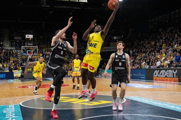 GER, Basketball, easy Credit BBL, EWE Baskets Oldenburg vs Bamberg Baskets 22 11 2025, EWE Arena, Oldenburg, GER, easy Credit BBL, EWE Baskets Oldenburg vs Bamberg Baskets, pictured Brain FOBBS EWE Baskets Oldenburg 4 Daniel KEPPELER Bamberg Baskets 31 Adrian PETKOVIC Bamberg Baskets 15 nordphotoxgmbhx xRojahn nph00310