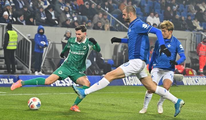 22 11 2025 Soccer Season 2025 2026 2 Soccer Bundesliga 13 Matchday SV Darmstadt 98 SVD Lilien SpVgg Greuther Fürth Kleeblatt Sportfoto Zink xwoxzix DFL regulations prohibit any use of photographs as image sequences and or quasi video only for editorial use Branimir Hrgota 10, SpVgg Greuther Fürth Aleksandar Vukotic 20, SV Darmstadt 98 D98 SV98