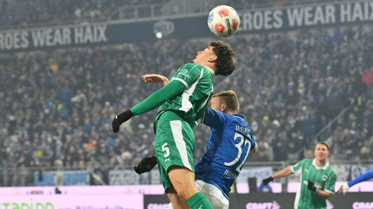 22 11 2025 Soccer Season 2025 2026 2 Soccer Bundesliga 13 Matchday SV Darmstadt 98 SVD Lilien SpVgg Greuther Fürth Kleeblatt Sportfoto Zink xwoxzix DFL regulations prohibit any use of photographs as image sequences and or quasi video only for editorial use Reno Münz Muenz 5, SpVgg Greuther Fürth Fabian Holland 32, SV Darmstadt 98 D98 SV98