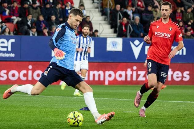 Pamplona, Spain. 22th Nov 2025. Sports. Football Soccer.Alex Remiro (1. Real Sociedad) and Raul Garcia (9. CA Osasuna) during the football match of La Liga EA Sports between CA Osasuna and Real Sociedad played at El Sadar stadium in Pamplona (Spain) on November 22, 2025. Credit: Inigo Alzugaray Cordon Press  Football 2025-2026