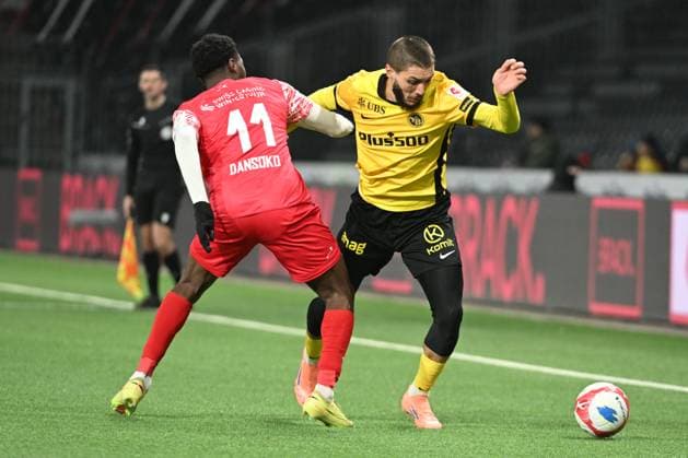 BERN, SWITZERLAND NOVEMBER 22 Bafode Dansoko of Winterthur l against Jaouen Hadjam of Young Boys r during the Swiss Super League match between BSC Young Boys and FC Winterthur at Stadion Wankdorf on November 22, 2025 in Bern, Switzerland Bern Stadion Wankdorf Bern Switzerland Copyright: xJustPictures.ch ManuelxWinterbergerx jp-en-EuSpIm-MWI_5774A