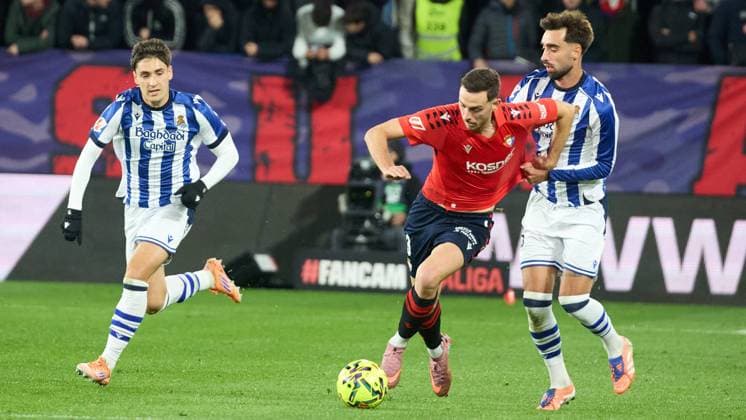Pamplona, Spain. 22th Nov 2025. Sports. Football Soccer.Jon Gorrotxategi (4. Real Sociedad), Raul Garcia (9. CA Osasuna) and Brais Mendez (23. Real Sociedad) during the football match of La Liga EA Sports between CA Osasuna and Real Sociedad played at El Sadar stadium in Pamplona (Spain) on November 22, 2025. Credit: Inigo Alzugaray Cordon Press  Football 2025-2026