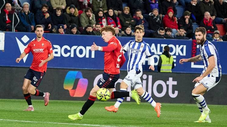 Pamplona, Spain. 22th Nov 2025. Sports. Football Soccer.Raul Garcia (9. CA Osasuna), Victor Munoz (21. CA Osasuna), Aihen Munoz (3. Real Sociedad) and Duje Caleta Car (16. Real Sociedad) during the football match of La Liga EA Sports between CA Osasuna and Real Sociedad played at El Sadar stadium in Pamplona (Spain) on November 22, 2025. Credit: Inigo Alzugaray Cordon Press  Football 2025-2026